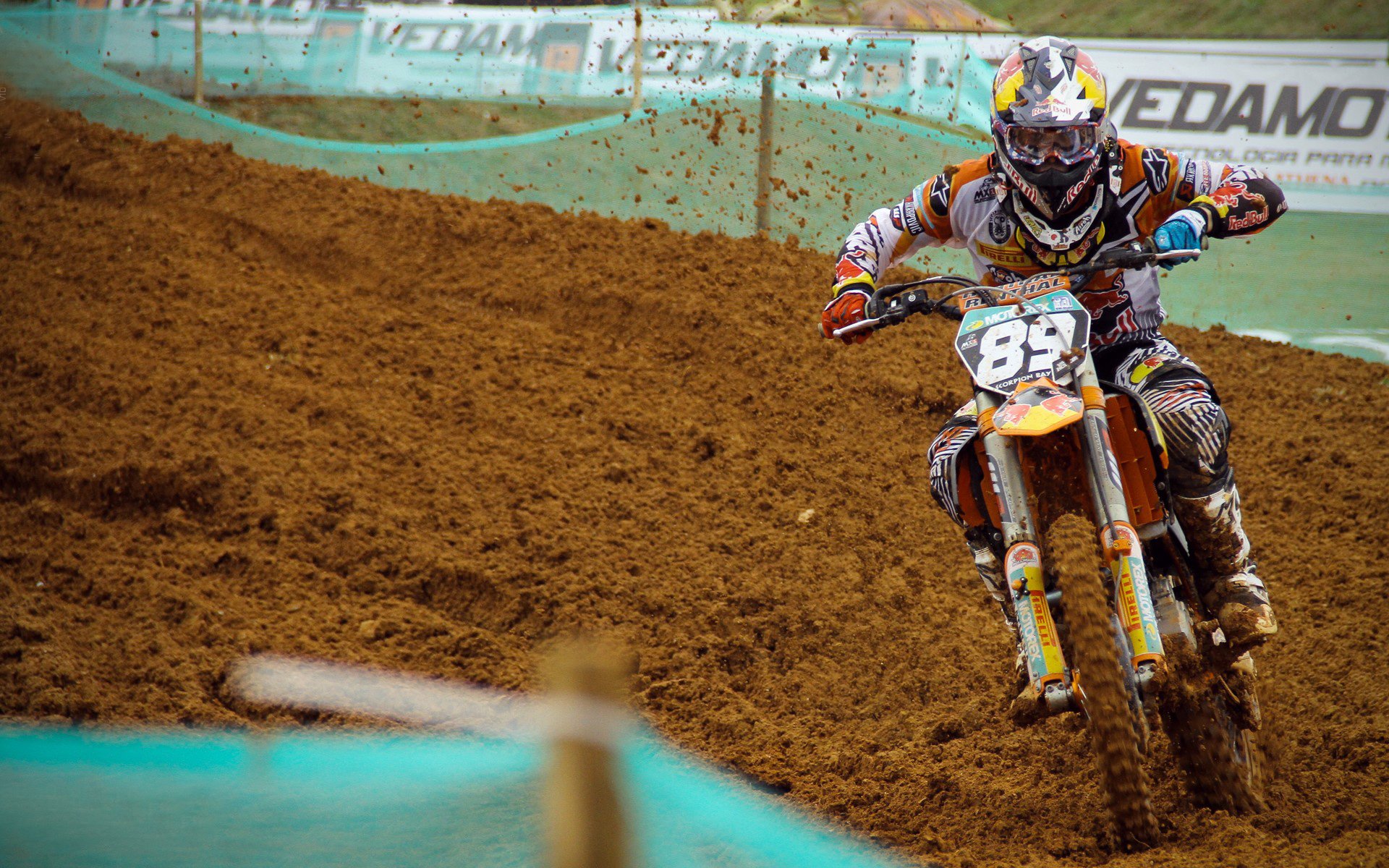 中国蝶泳新星闪耀国际赛场，突破个人最佳成绩斩获金牌